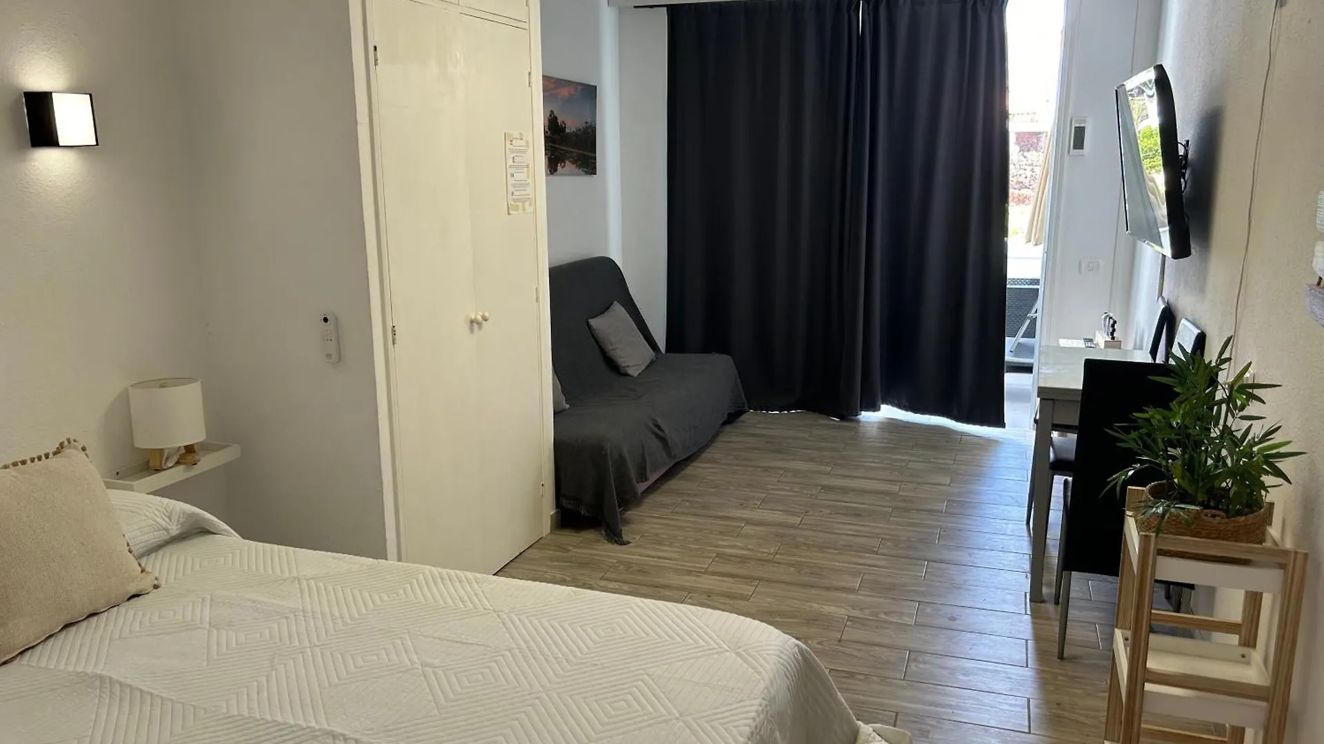Sunny Apt With Terrace Coastal Area South Arona 아파트 아로나